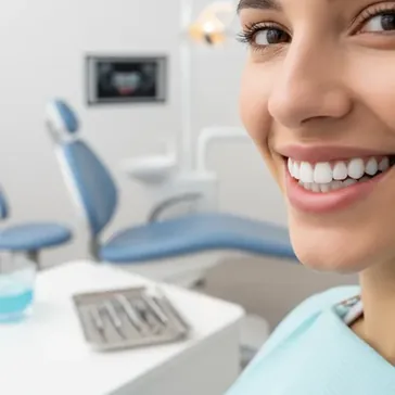 Niewidoczne aparaty na zby rodzaje i koszty leczenia